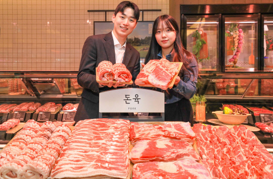 20일 서울 강남구 현대백화점 무역센터점에서 현대백화점 관계자들이 자체 돈육 브랜드 '현대 셀렉티드(Selected) 포크'를 소개하고 있다. 현대백화점 제공